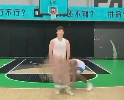 《牛教练的裤子》1080P高清完整版无广告播放-牛教练的裤子爆火短视频全集-黑哥不讲武德偷袭扯裤甩圈搞笑剧情